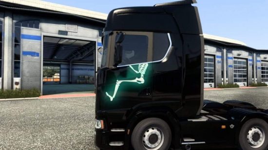ETS2 modları, neon yeşili iskelet çıkartmalarına sahip büyük siyah bir kamyon sürmeyi mümkün kılar