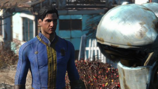 Fallout 4 Konsol Komutları: Mavi tulum giyen bir adam parlak bir gümüş robotun önünde duruyor