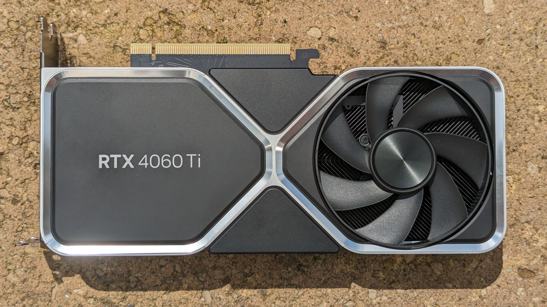 Revisión de Nvidia GeForce RTX 4060 Ti 8GB: la tarjeta gráfica se encuentra sobre una piedra cálida