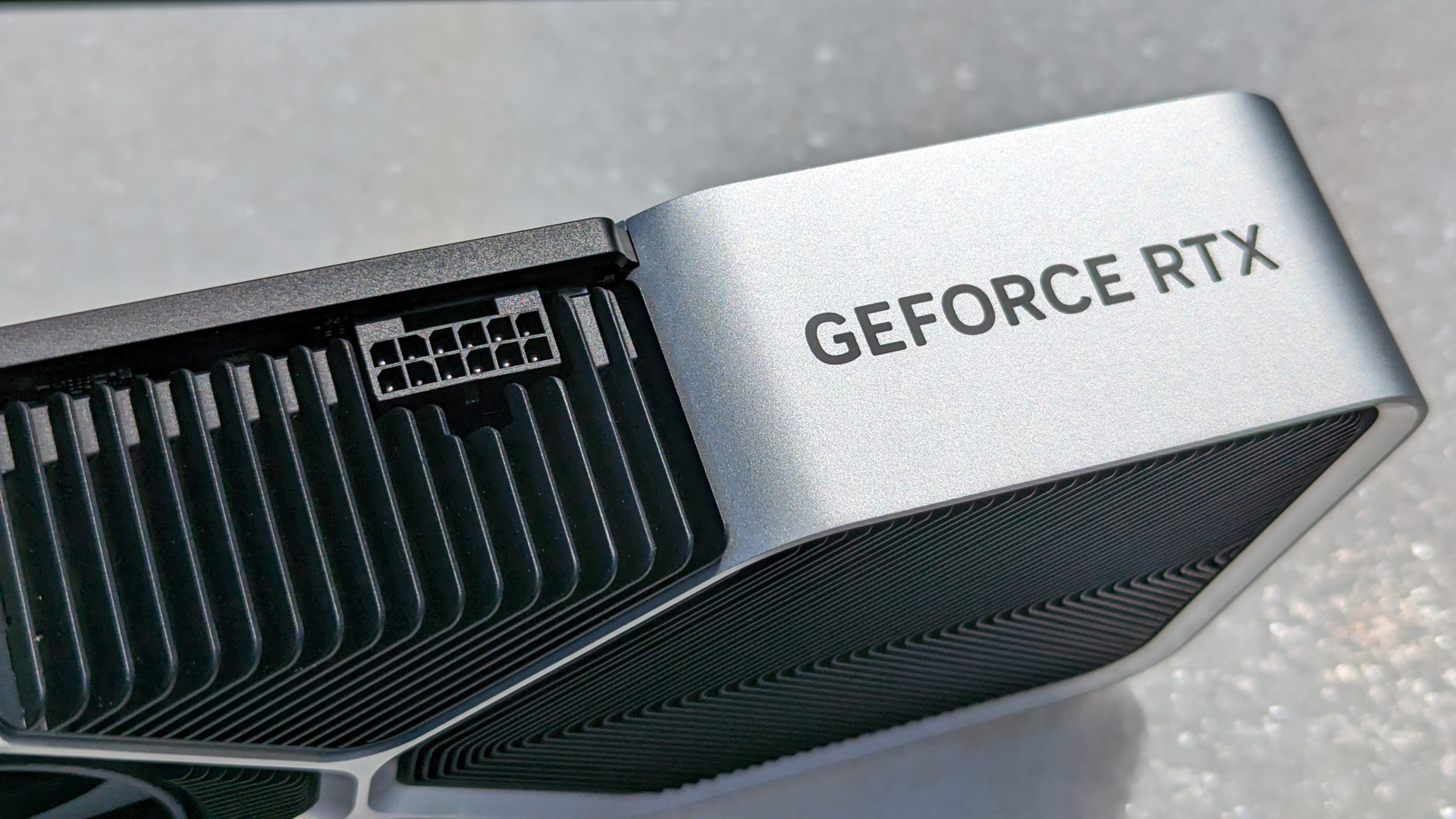 Review de Nvidia GeForce RTX 4060 Ti 8GB: El lateral de la tarjeta gráfica, en el que se ve su conector de alimentación (centro) y logo (derecha)