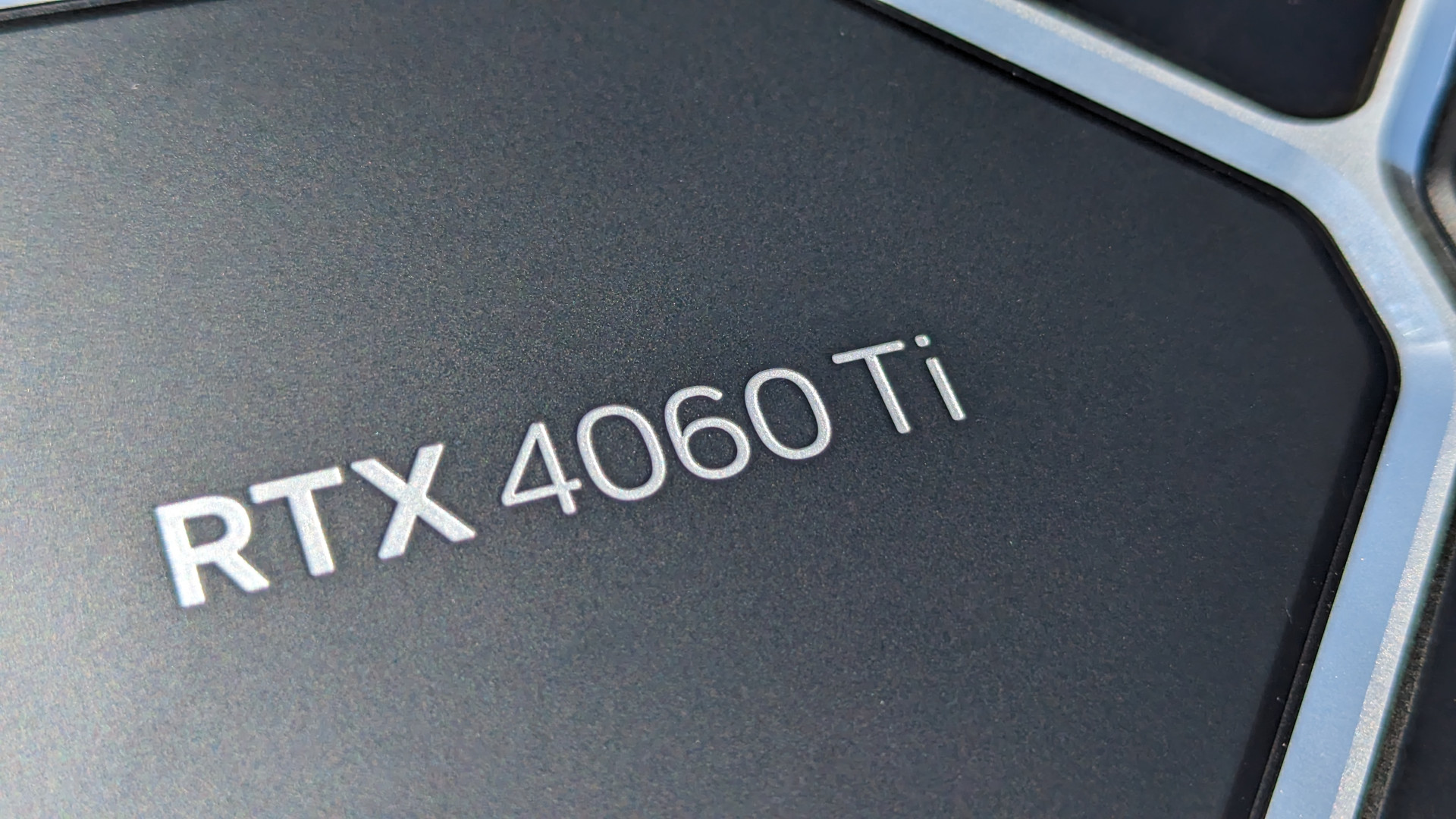 Revisión de Nvidia GeForce RTX 4060 Ti 8GB: una vista de arriba hacia abajo de la tarjeta gráfica, acercándose a su 