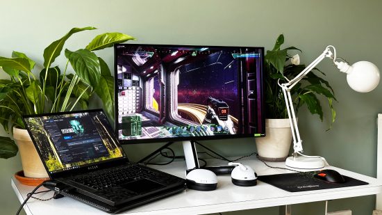 Monitor Sony Inzone M9 a herný prenosný počítač na stole s rastlinami