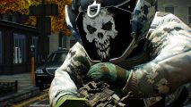 A character in Payday 2 wearing a black and white skull mask with a camo outfit