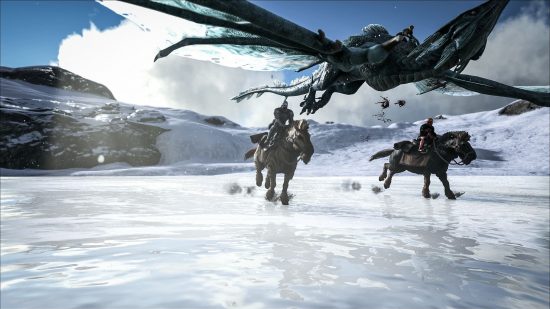 En dinosaur flyver over to monterede mennesker på Ark -servere
