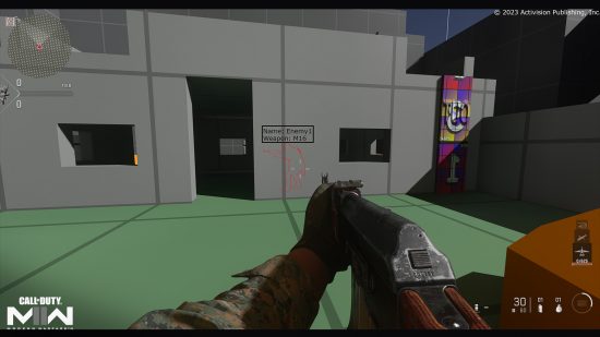 Call of Duty Modern Warfare 2 Anticheat Een andere speler kijkt door een muur met behulp van hacks.  Hun namen en wapens worden op het scherm weergegeven (afbeelding gemaakt door Activision).