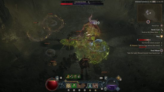 Diablo 4-Bodeneffekte – ein Rogue-Spieler kämpft gegen den Schlächter in einer Höhle voller Spinnen, Giftlachen und explodierender Eiernester, die über den Boden verstreut sind.