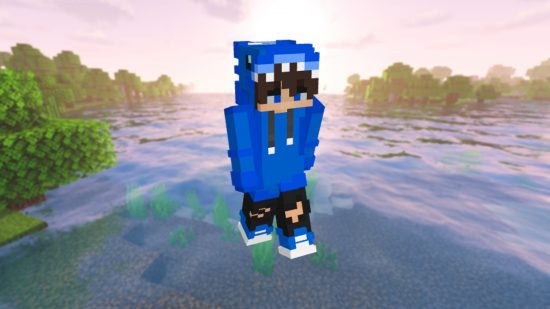 Най -добрите кожи на Minecraft: Играчът на Minecraft стои в сняг в синя кожа с качулка, с качулката нагоре
