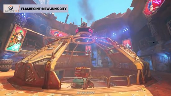 Mapa de Overwatch 2 Flashpoint New Junk City: una cúpula de metal gigante en el centro de una polvorienta plaza de la ciudad.