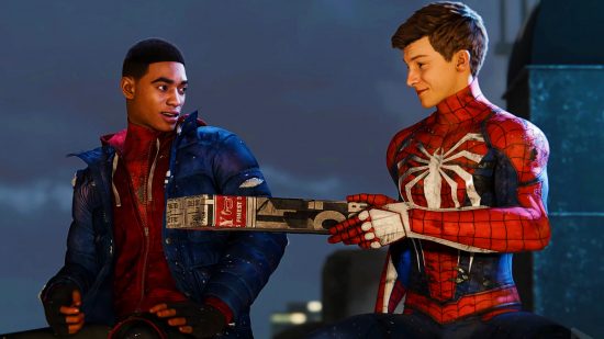 Oferta de Marvel's Spider-Man Miles Morales: Peter Parker le entrega una caja envuelta a Miles Morales, mientras la pareja se sienta con sus trajes.