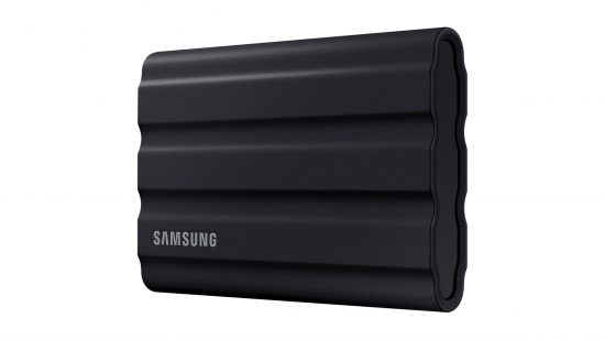 Samsung SSD T7 Shield su uno sfondo bianco