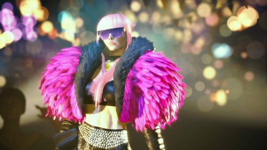 Манон одета в жакет с пурпурными перьями и тенями в стиле ретро.  Она прилагает стильные усилия, чтобы достичь вершины 6-уровневого списка Street Fighter.