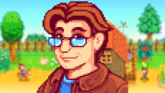 En man med kort brunt hår och glasögon leenden när en gård sitter bakom honom