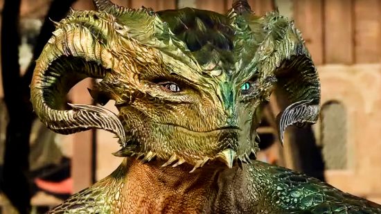 Baldur's Gate 3 Best Breats: A Masculine Dragonborn จ้องมองที่เพื่อนของพวกเขาเกล็ดสีเขียวและแตรของพวกเขาตามปกติของเผ่าพันธุ์มนุษย์ของพวกเขา .
