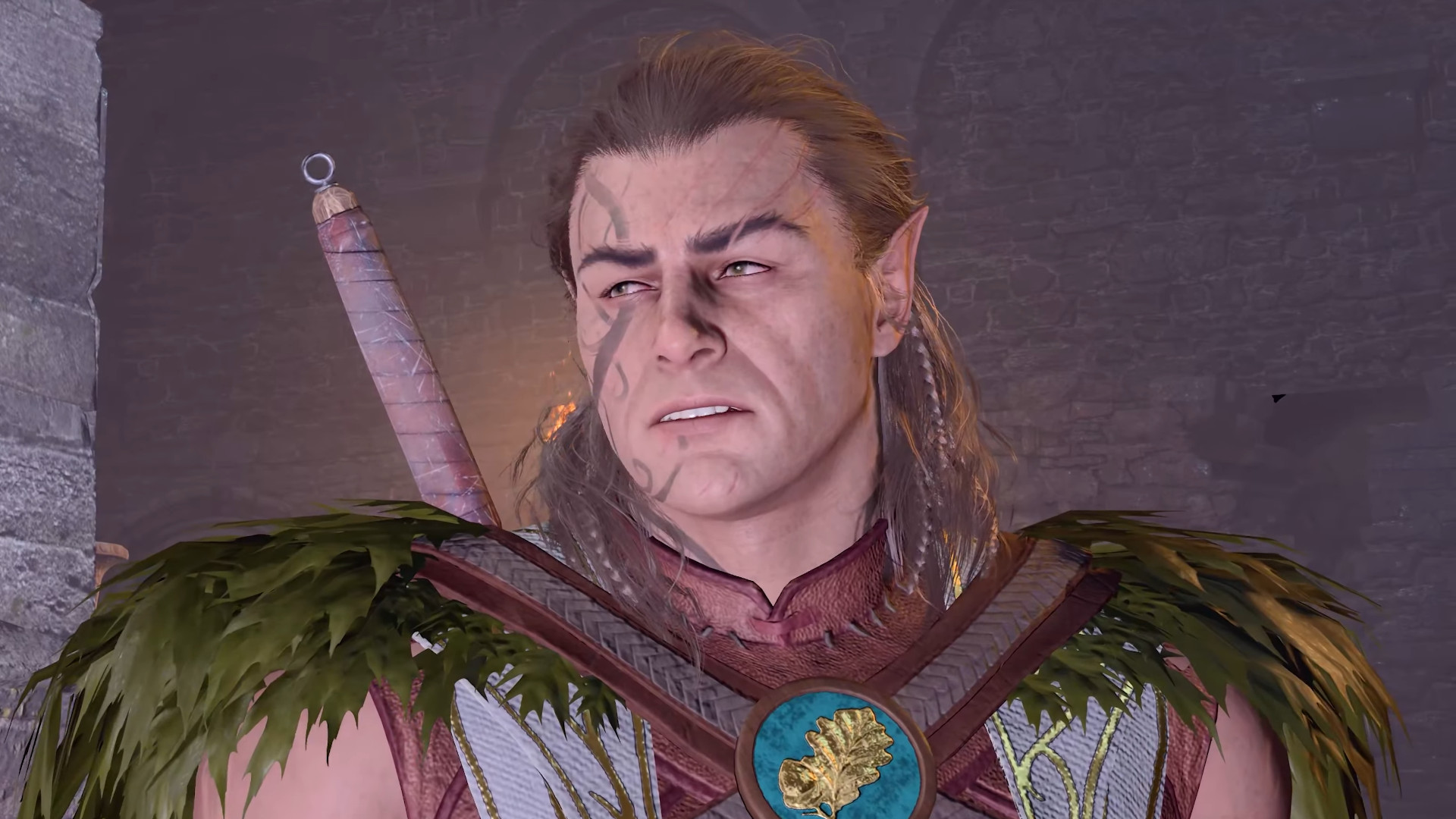 En iyi Baldur's Gate 3 ayarları: Yapraklı omuz yastıkları giyen druid Halsin, taş bir odada duruyor
