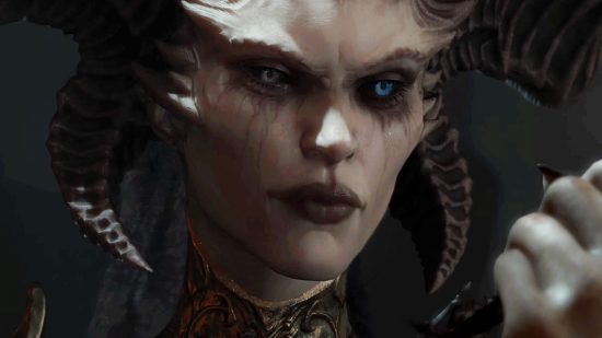 Notas del parche 1.0.4 de Diablo 4: el demonio de cara pálida Lilith mira fijamente una llave que tiene agarrada en la mano.