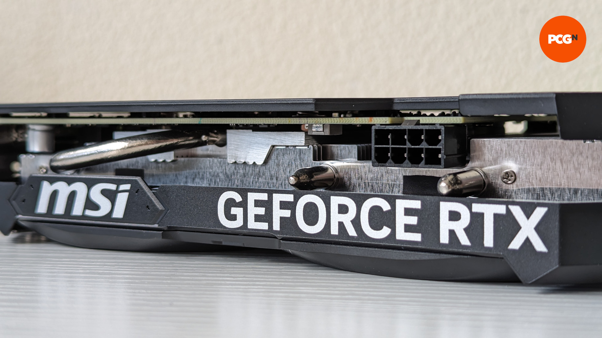 Nvidia Geforce RTX 4060 جائزہ: GPU کا پہلو ، اس کے 8 پن PCI پاور کنیکٹر کی نمائش کرتا ہے