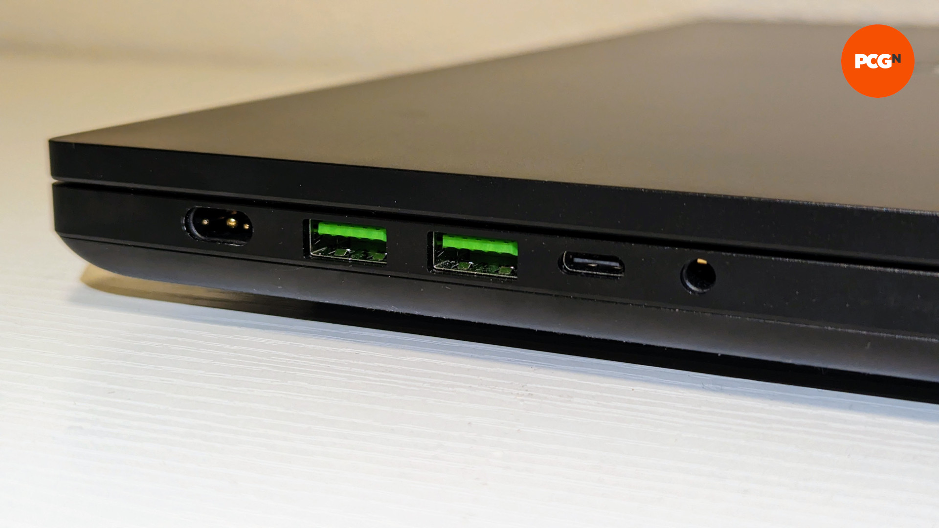 Revisión de Razer Blade 16 (2023): una vista lateral de la computadora portátil que muestra sus puertos USB