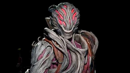 The Remnant 2 Invader, a secret unlockable archetype, wearing alien-looking, biomech armor.