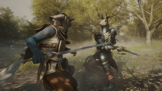 Ein gepanzerter Charakter mit einem Schwert kämpft auf einer Waldlichtung gegen einen Feind mit einem Hirschschädel um einen Helm
