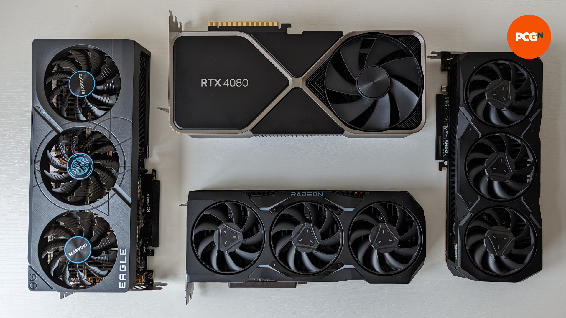 AMD Radeon RX 7900 XTX Преглед: Група графични карти, включително: AMD Radeon RX 7900 XTX (отдолу), Nvidia Geforce RTX 4070 Ti (вляво), Nvidia Geforce RTX 4080 (отгоре) и AMD Radeon Rx 7900 XT (вдясно)