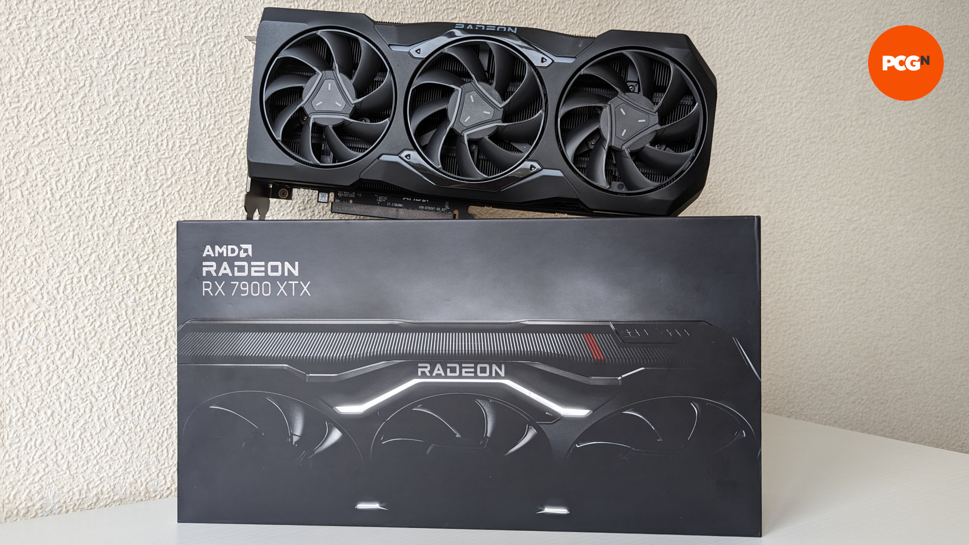AMD Radeon RX 7900 XTXレビュー：GPUは小売パッケージの上に立っています