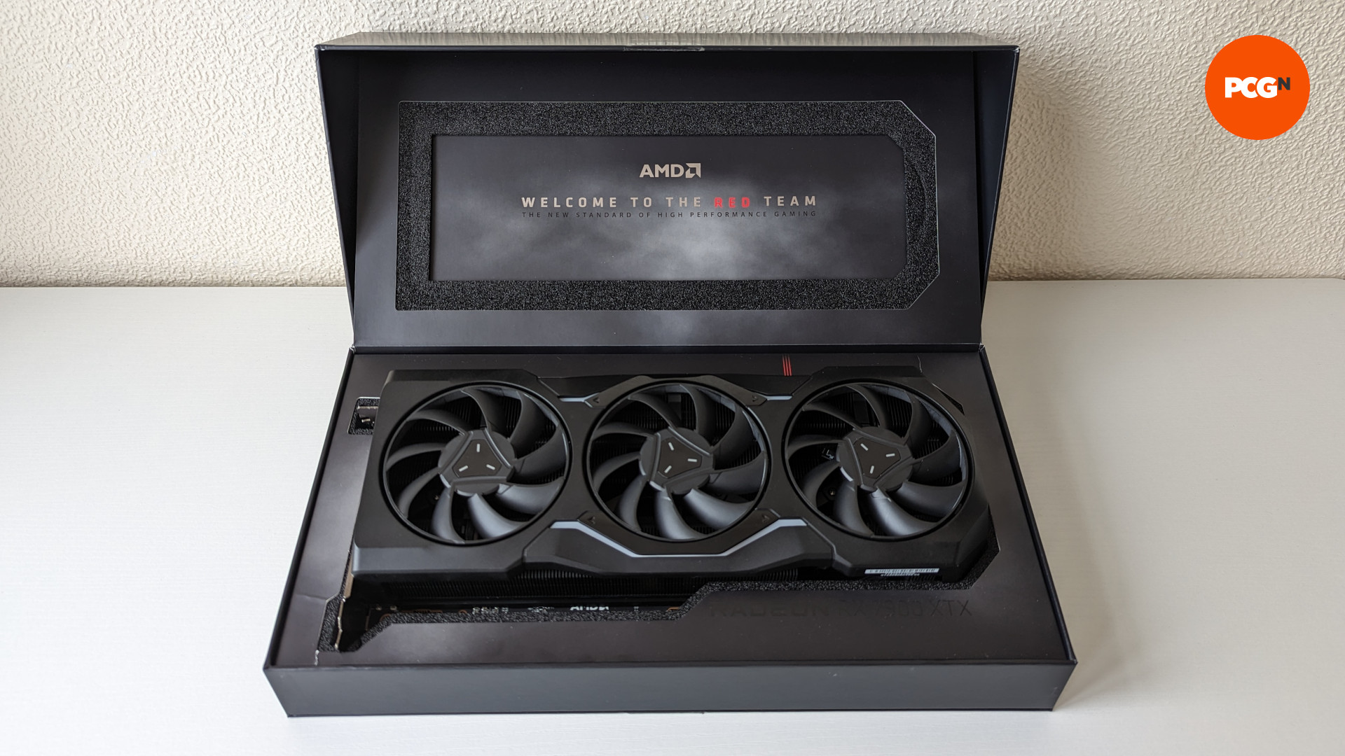 AMD Radeon RX 7900 XTX סקירה: הכרטיס הגרפי מונח בתוך האריזה הקמעונאית שלו