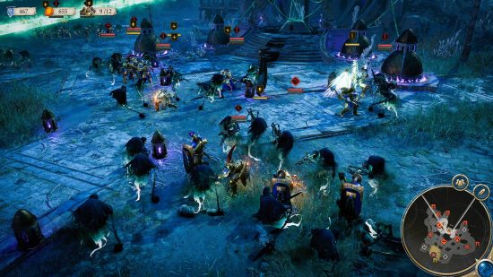 Una escena de batalla en un juego de estrategia en tiempo real donde los personajes luchan en una zona rocosa.