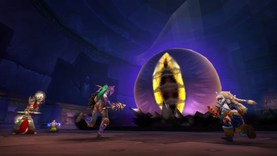 Drei Charaktere aus World of Warcraft Classic rennen in einem dunklen Bereich auf eine riesige augenähnliche violette Kugel zu
