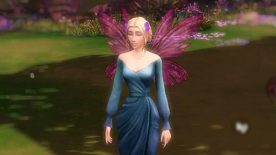 Sims 4 Fair: Sim wadon karo rambut pirang sing diikat lan gaun biru sing esem minangka swiwi biru sing jambon dheweke metu ing mburi dheweke