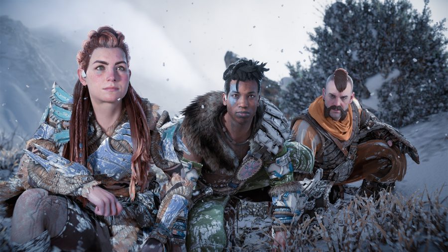 Horizon Forbidden West - Aloy kneels in the snow with her companions Varl and Erend