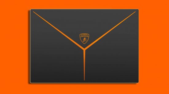 Razer Blade 16 x Automobili Lamborghini enthüllt: Die Rückseite eines Laptops mit einem Lamborghini-Logo und drei spitzen orangefarbenen Formen erscheint vor einem orangefarbenen Hintergrund.
