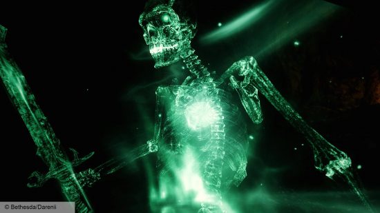 Skyrim-Mod-Nekromantie: ein grünes Geisterskelett mit einem Schwert