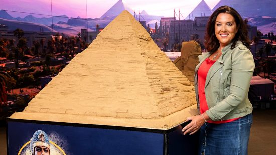 Exposición Total War Pharaoh: una réplica de la escultura de la Gran Pirámide de Giza, con un peso aproximado de 800 kg, construida por Sand in Your Eye.