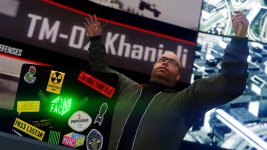 GTA Online The Doomsday Heist: el hacker Lester levanta las manos en el aire.
