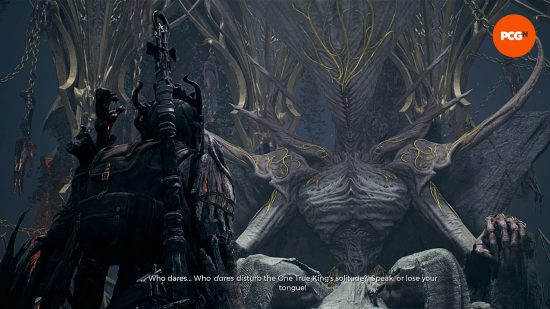 The Traveler approaches the One True King at the culmination of The Awakened King DLC in Remnant 2.