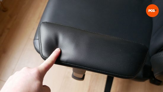 ThunderX3 Core Modern review 05 arm rest