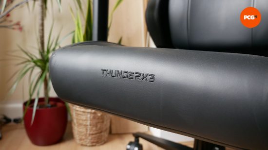 ThunderX3 Core Modern review 08 seat logo