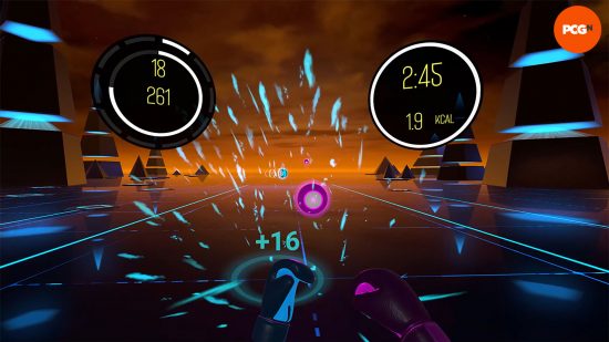 Une capture d'écran montrant un paysage techno dans BOXVR, des écrans de score de chaque côté et des notes s'approchant du joueur pour frapper.
