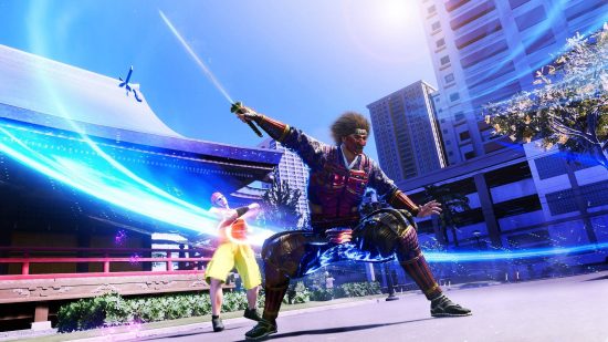 Лучшие компьютерные игры — Итибан, одетый как самурай, замахивается мечом на головореза в бандане и шортах посреди оживленной улицы.