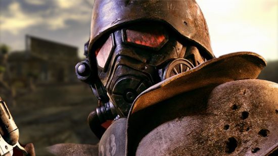 Fallout New Vegas mod Mojave landscapes: a Fallout ranger with a helmet and red tinted eyes in front of a town