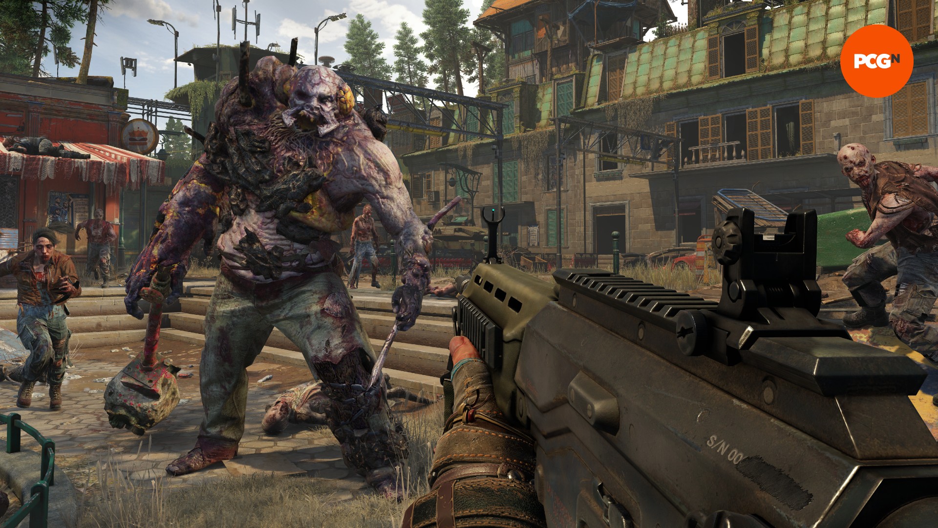 Una enorme criatura zombi descomunal se mueve hacia un hombre que sostiene un arma, con zombis más pequeños flanqueándola.