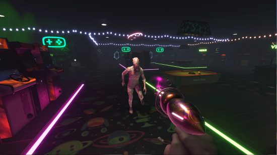 Hellbreach: Vegas: el jugador sostiene una pistola de rayos de aspecto alienígena mientras un demonio se acerca a ellos a través del piso del casino.