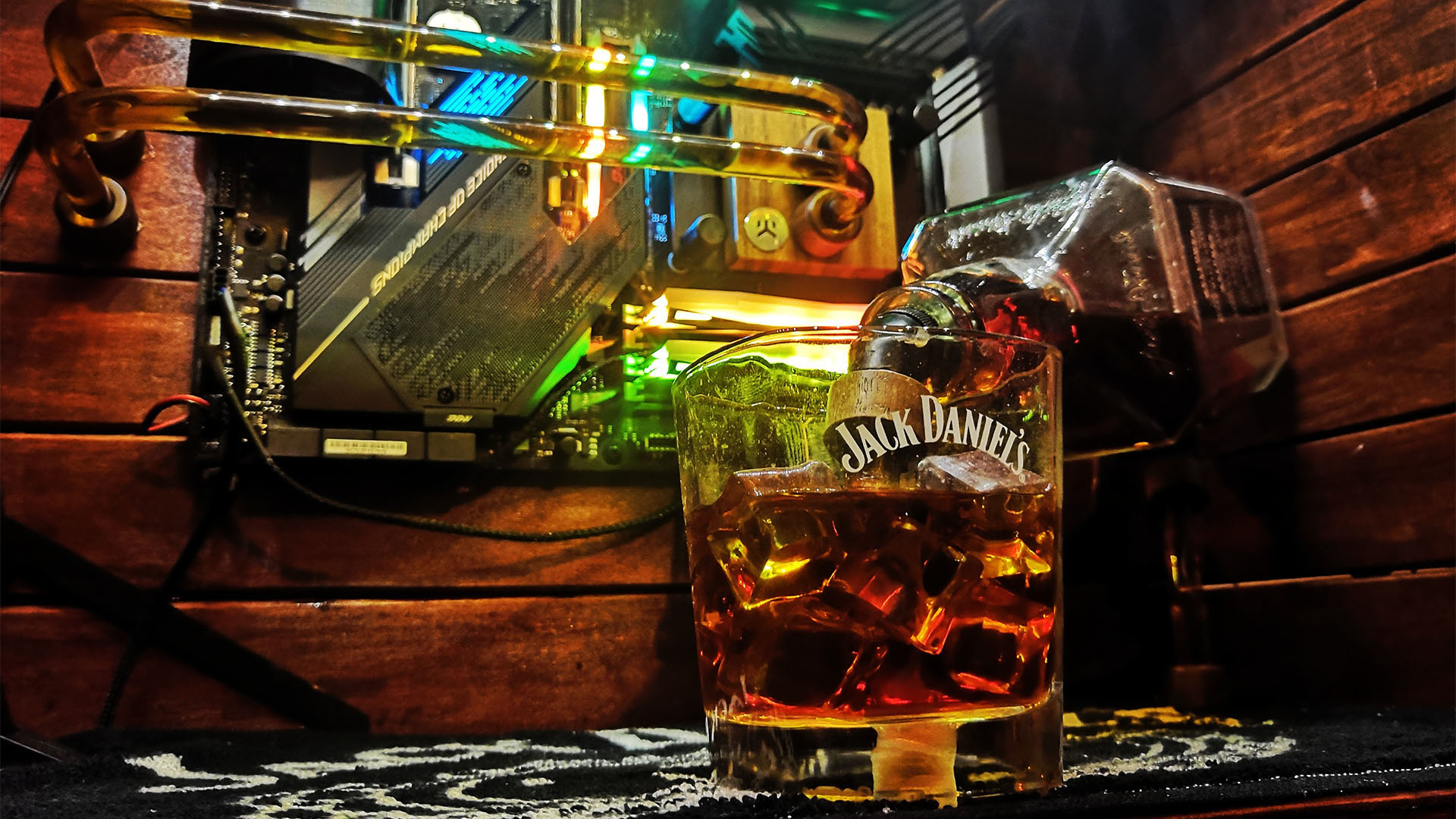 El refrigerante de la PC para juegos Jack Daniel's se vierte en un vaso de Jack Daniel's dentro de la PC