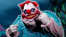 Killer Klowns from Outer Space release date: Chubby, one of the Killer Klowns, holds his fists out, ready to hit.