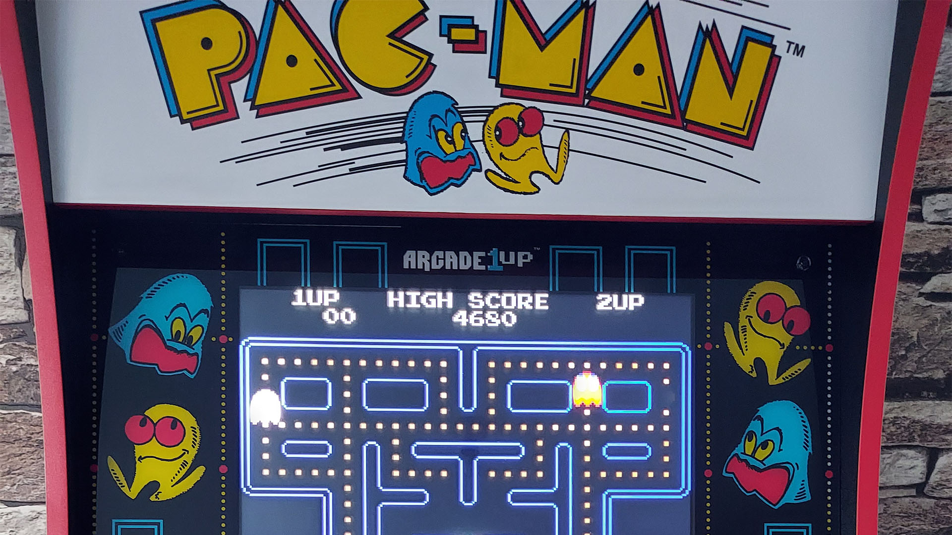 Pac-Man spielt auf einem Bildschirm in einem Gaming-PC