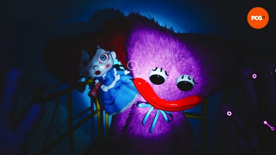  Poppy sits on the shoulder of Kissy Missy, as the player shines a flashlight on the pair.