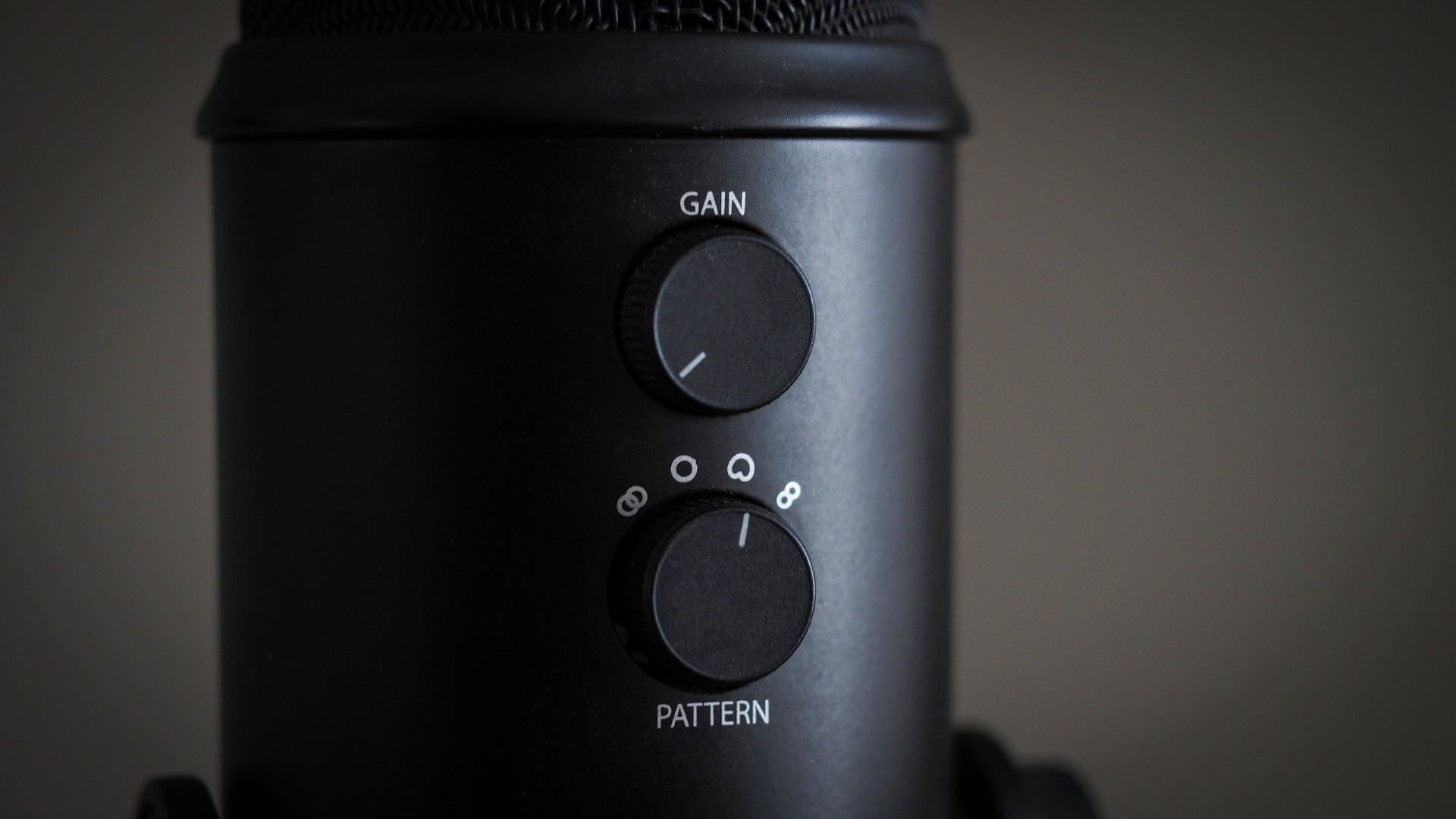 Blue Yeti review buttons showing the gain and pattern buttons.