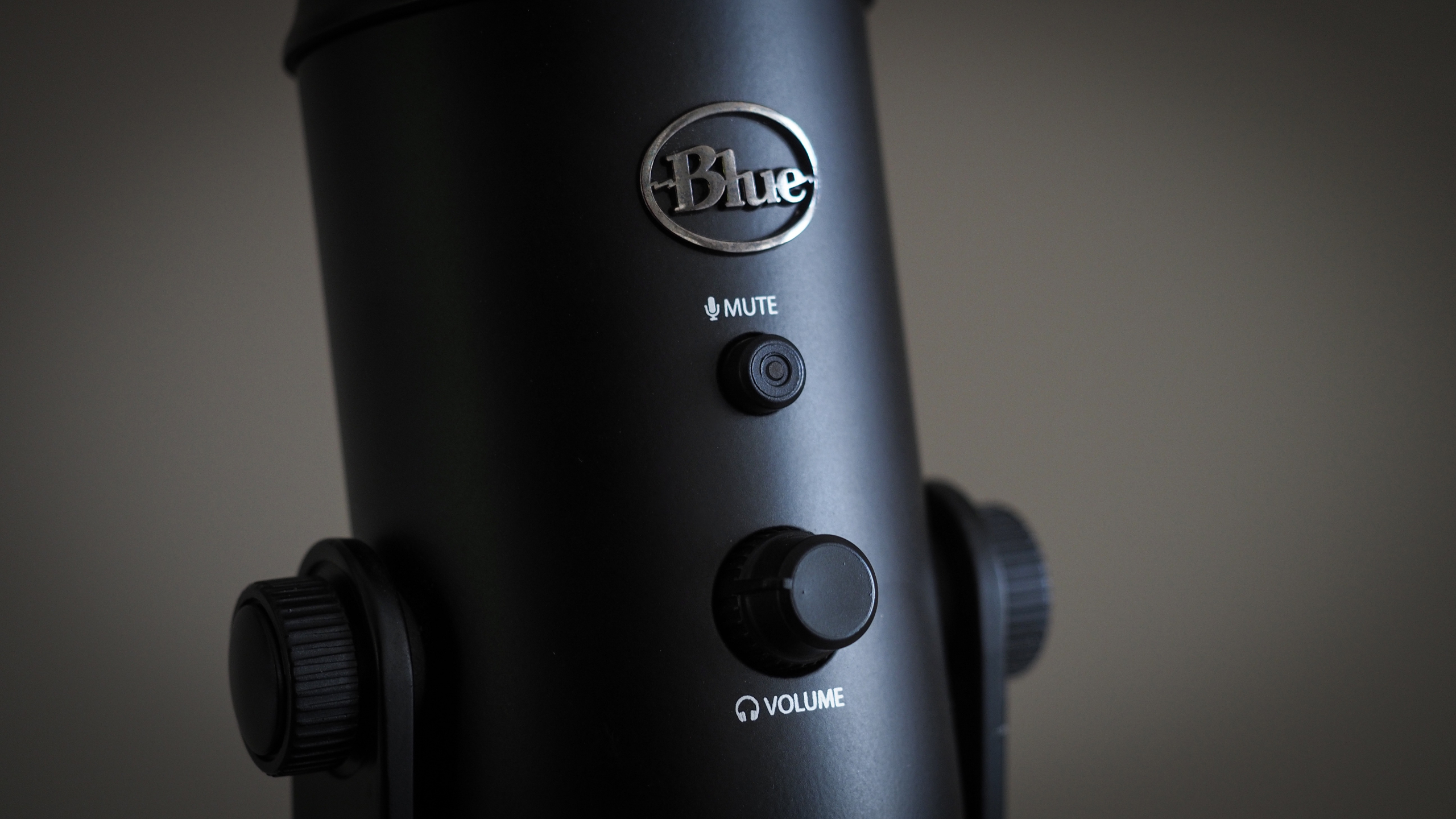Blue Yeti review image showing a closeup of its buttons.