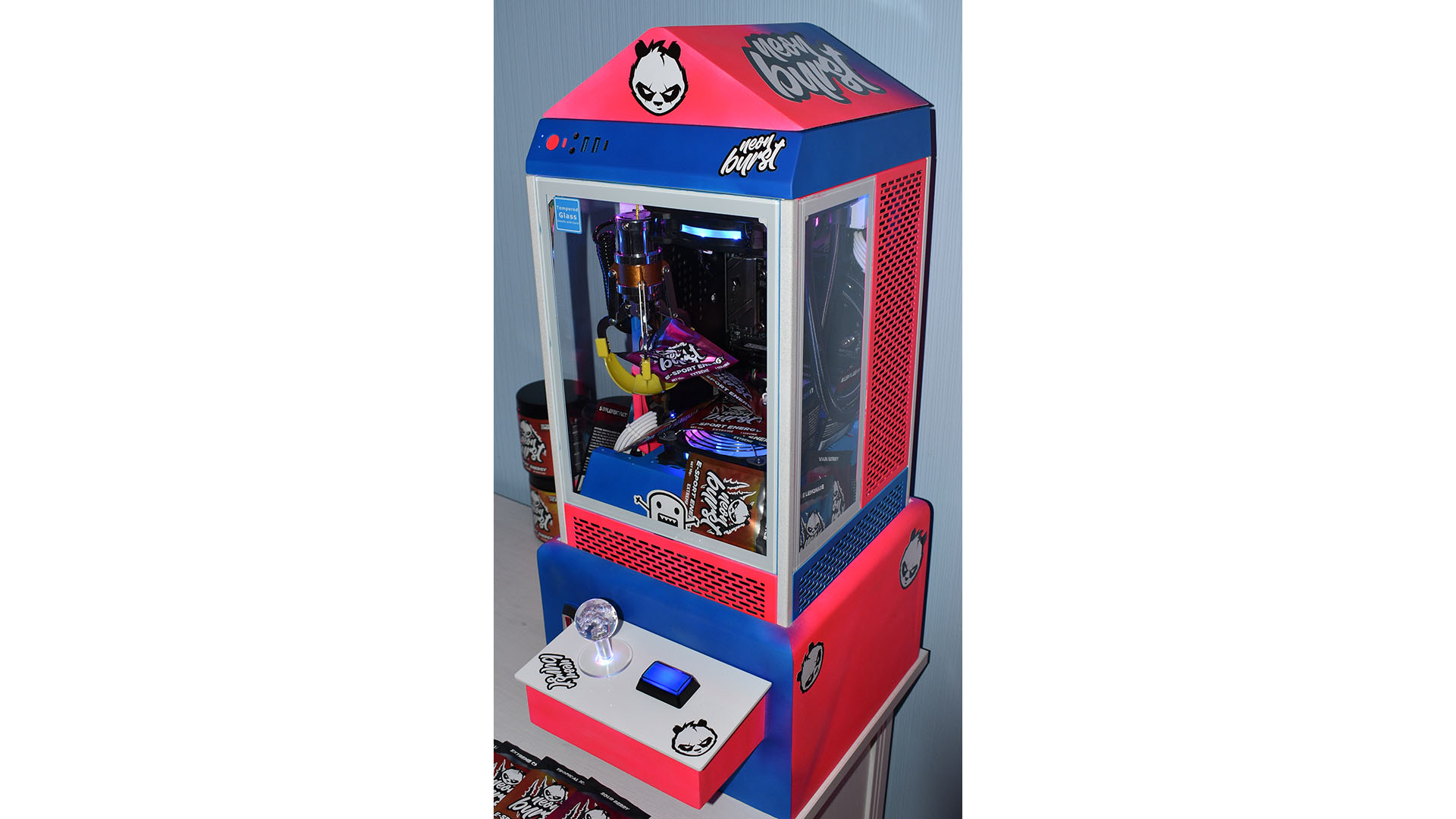 Der Claw-Arcade-Gaming-PC in Blau und Rot