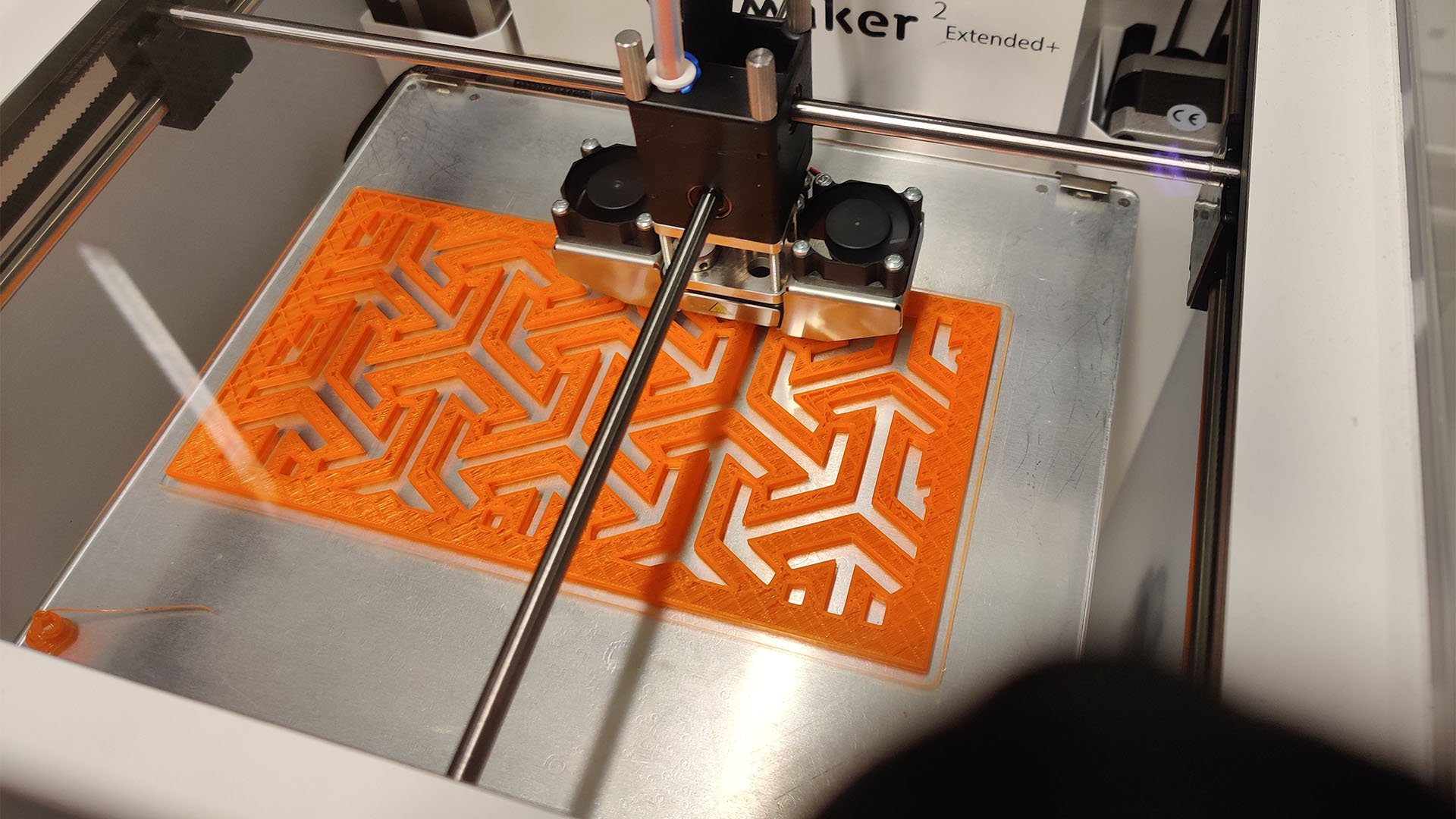 Ein 3D-gedrucktes Teil mit einem wiederholten Pfeildesign